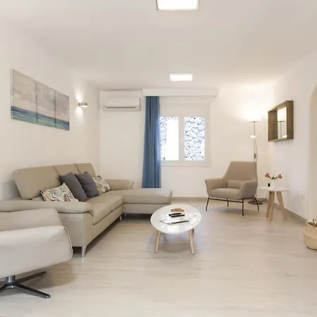 Aphrodite&villa Apollo 4 Bedroom Villa Puerto del Carmen (Lanzarote)